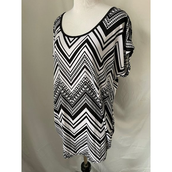 Tutta Bella Maternity Black/White Chevron Print Lace Keyhole Back Blouse - 1X - Picture 11 of 12